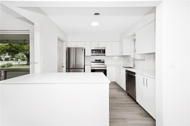 Building Photo - 400 S Luna Ct