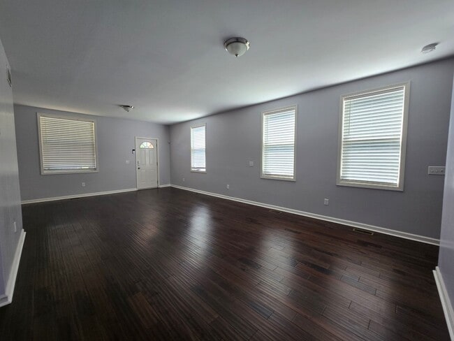 Building Photo - Super, Renovated 3 bed 1 bath! Available Now!