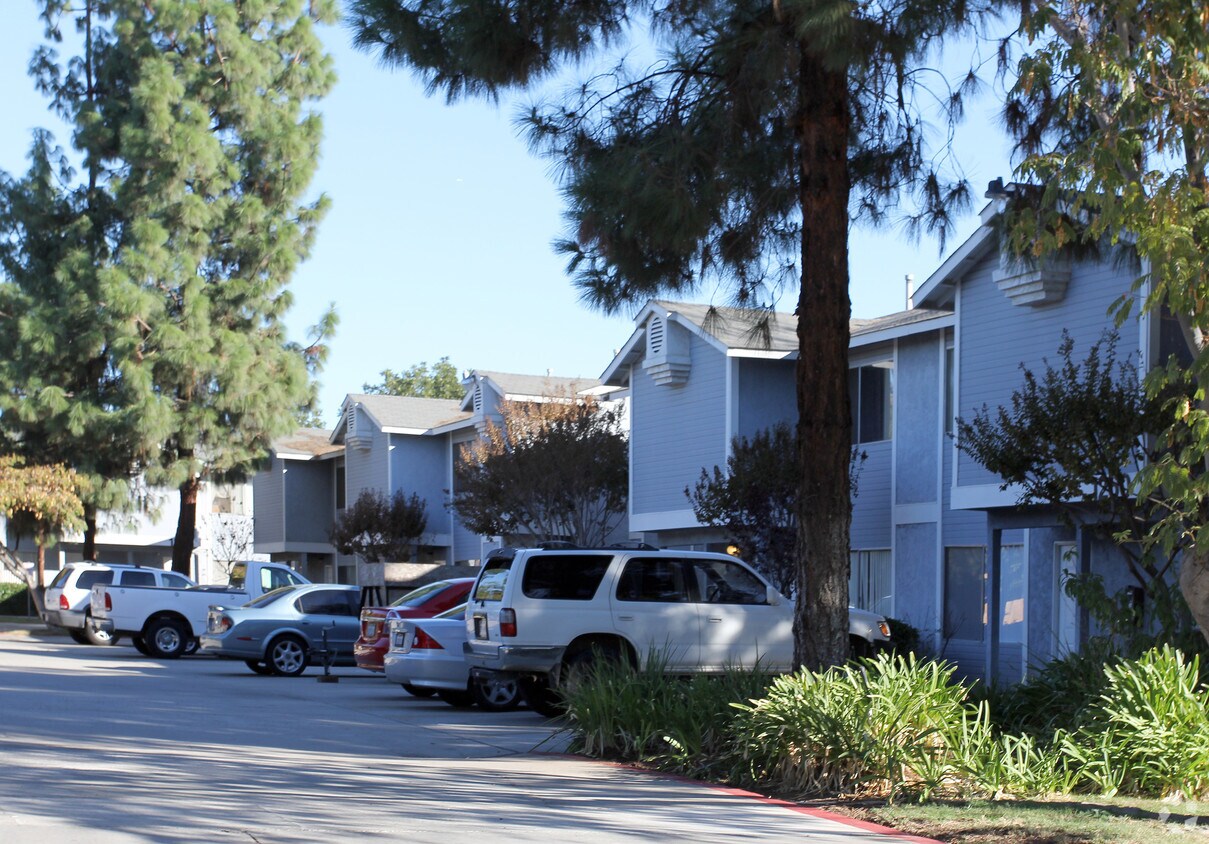 Building Photo - Persimmon East
