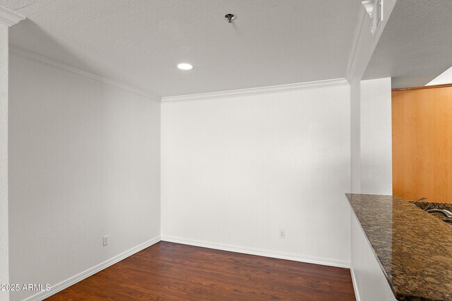 Foto del edificio - 2025 E Campbell Ave