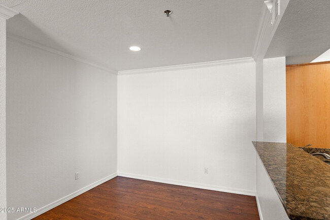 Building Photo - 2025 E Campbell Ave