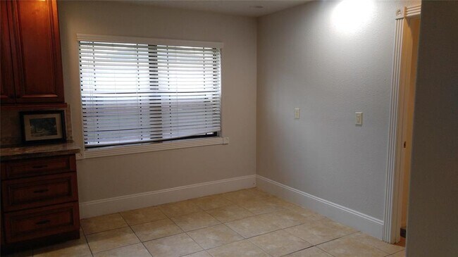 Building Photo - 613 Baywood Dr