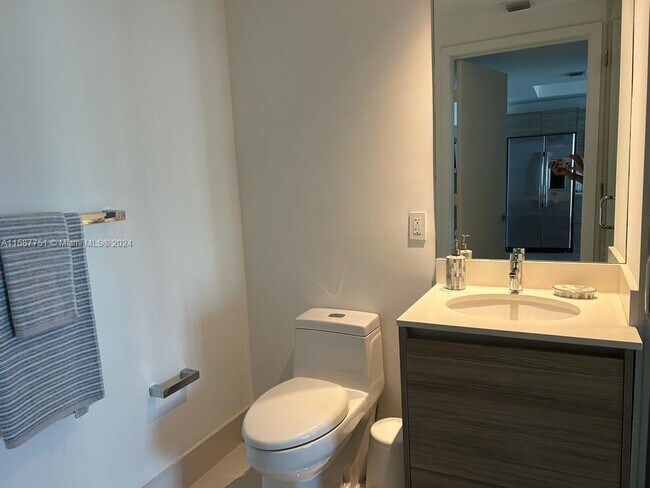 Foto del edificio - 121 NE 34th St