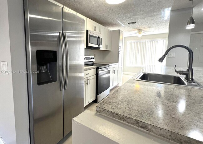 Foto del edificio - 8249 NW 8th Pl
