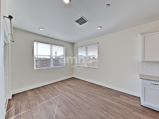 Foto del edificio - 5925 W Columbine Dr