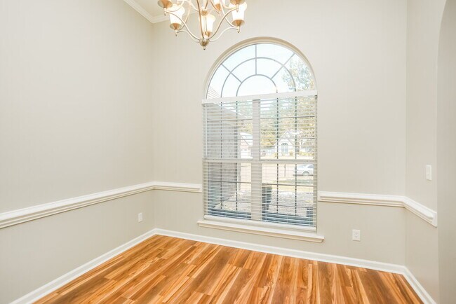 Foto del edificio - 8911 Oak Grove Blvd