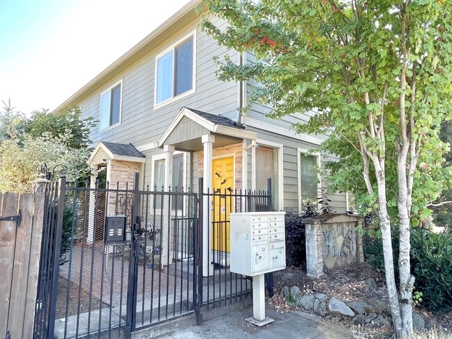 Rose City Park Corner Unit, 2-story Townhome with Hardwoods, Private Backyard, A/C - Rose City Park Corner Unit, 2-story Townhome with Hardwoods, Private Backyard, A/C