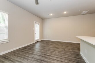 Building Photo - 305 N Centro Cir