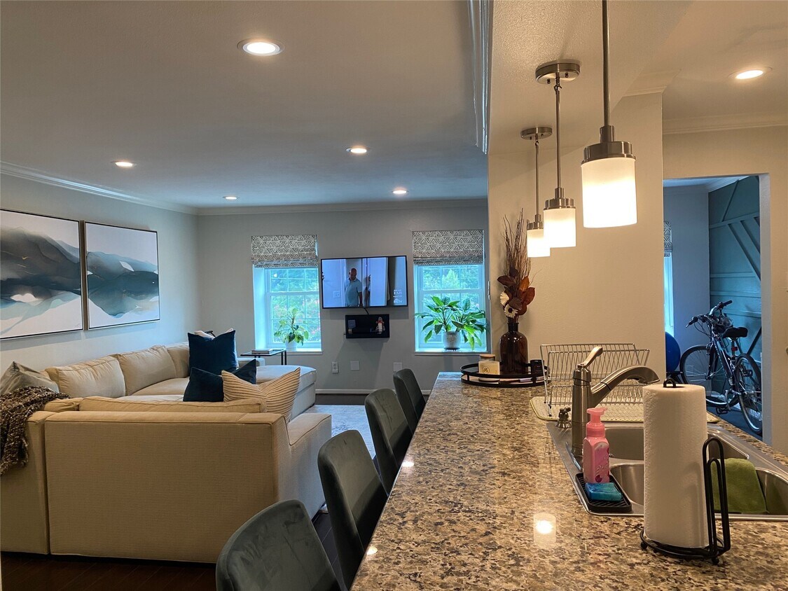 Foto principal - 351 N Post Oak Ln