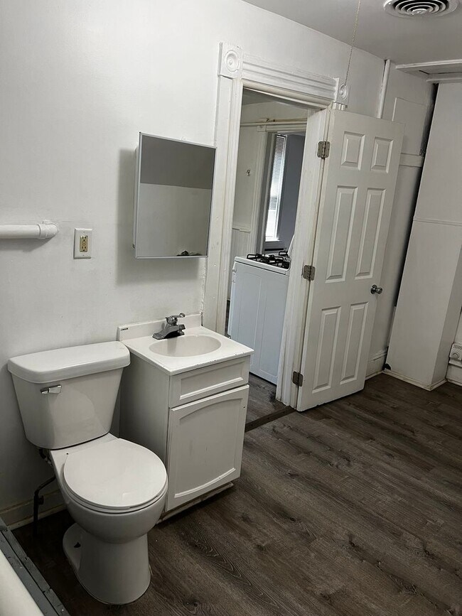 Foto del edificio - 1046 Burr St N