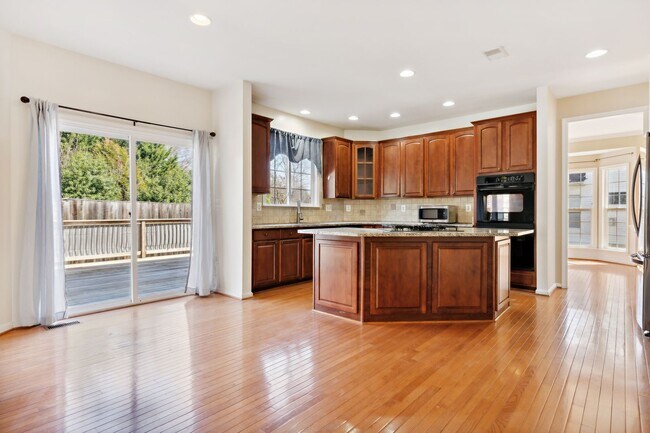 Foto del edificio - Spacious & Bright 5bd/3.5 SFH in Leesburg!