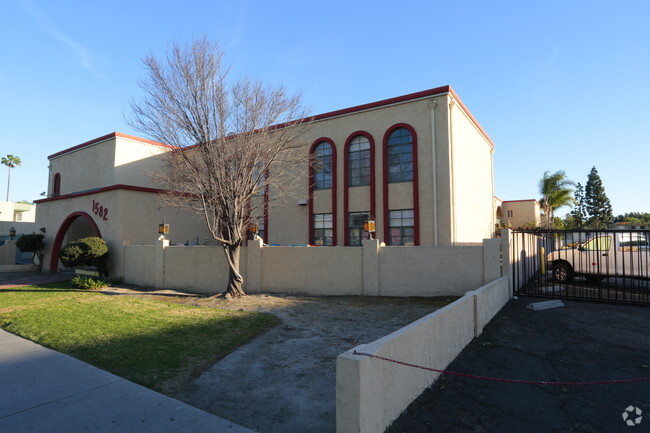 Primary Photo - La Entrada Apartments