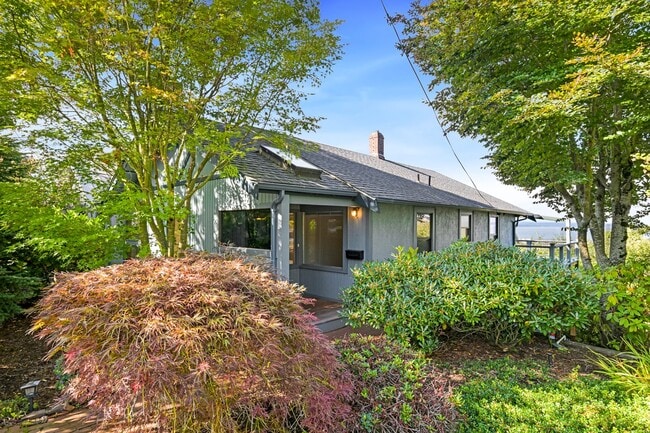 Building Photo - Charming 2-Bedroom Home with Stunning Wate...