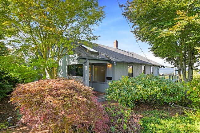 Foto del edificio - Charming 2-Bedroom Home with Stunning Wate...