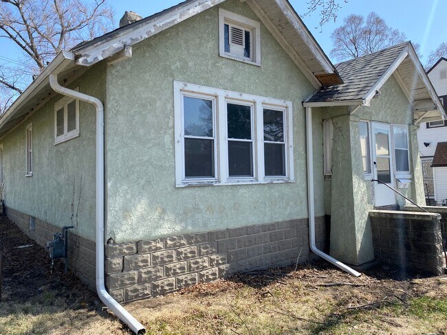 Foto del edificio - 2 bed 1 bath house $995