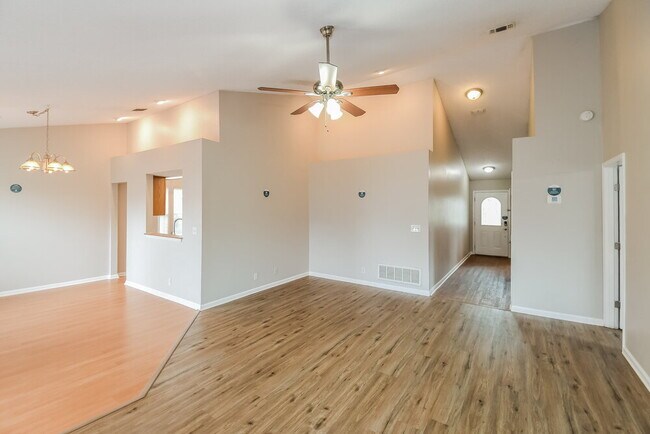 Foto del edificio - 7741 Sugartree Ct