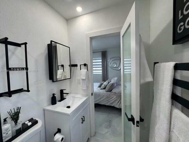 Building Photo - 3 bedroom in Miami FL 33150