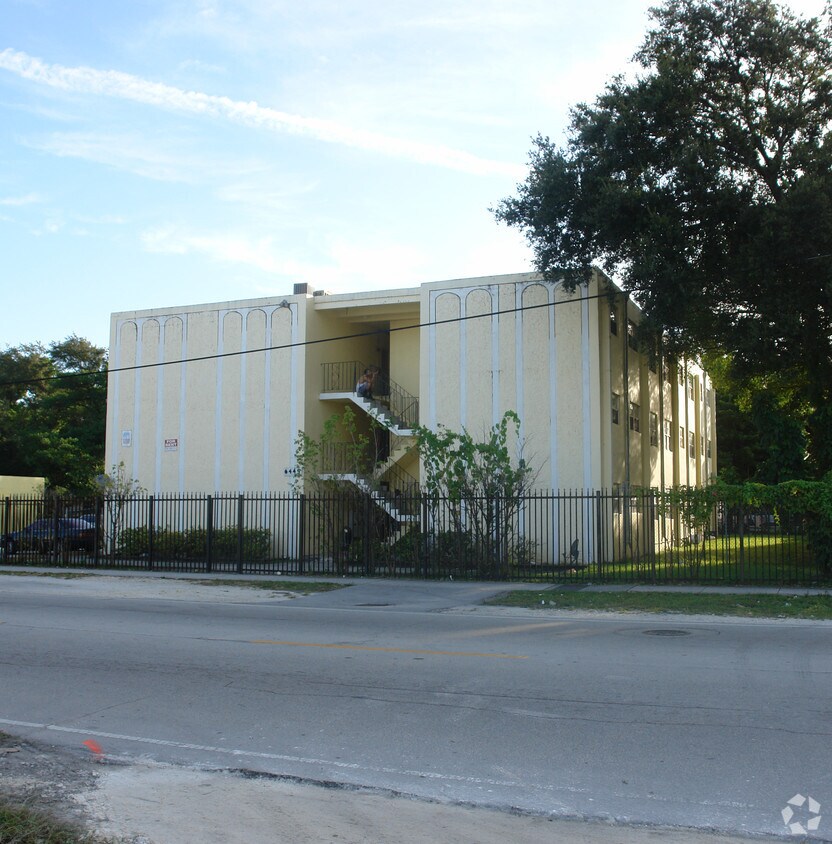 Foto principal - 6445 NW 2nd Ave