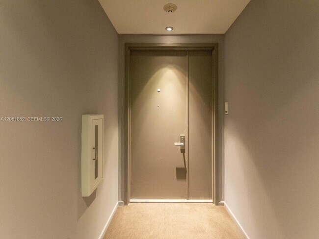 Building Photo - 1300 Brickell Bay Dr