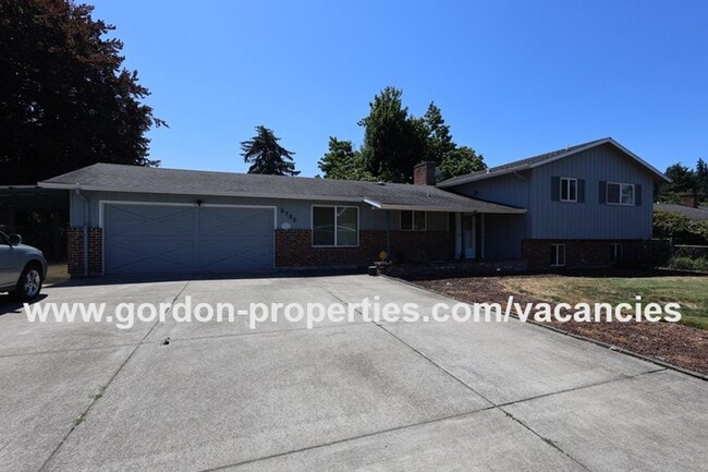 Building Photo - SE Molt St - Milwaukie mid-century split l...