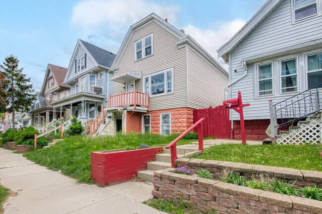 Building Photo - 1633 S 30th St - U2 &amp; U3
