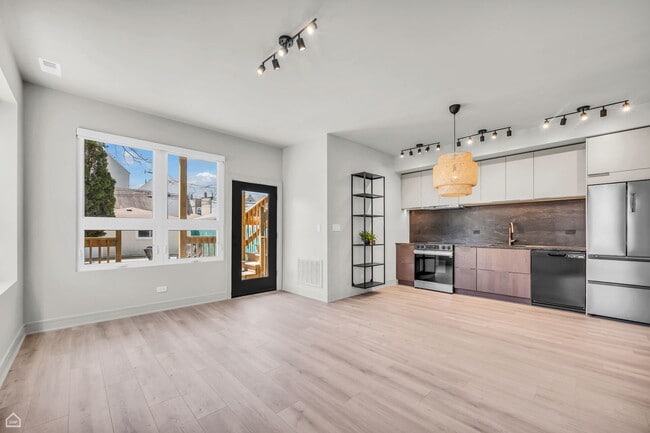 Building Photo - 3701 W Dickens Ave