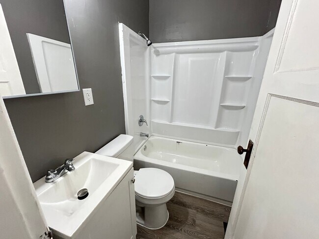 Foto del edificio - 314-316 Lorenz Ave