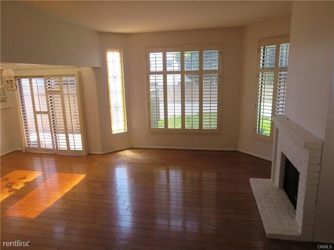 Building Photo - 3 br, 2.5 bath Townhome - 4467 Emerald St ...