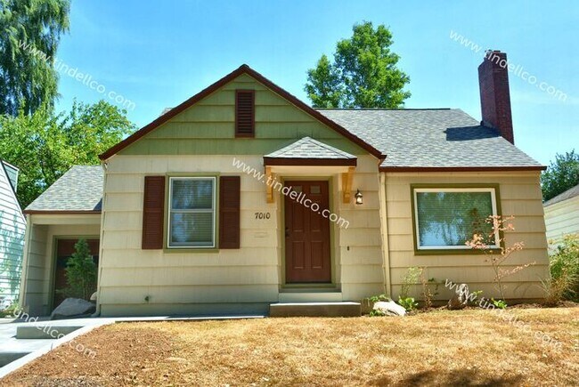Building Photo - SPACIOUS 5 BED 3 BATH HOME- Just blocks to...