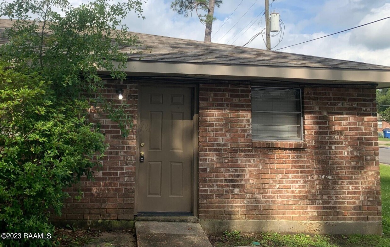 279 Victoria Dr Unit 13c, Lake Charles, LA 70611 Room for Rent in