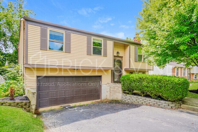 Foto del edificio - Charming home w/ fenced yard, deck & garage