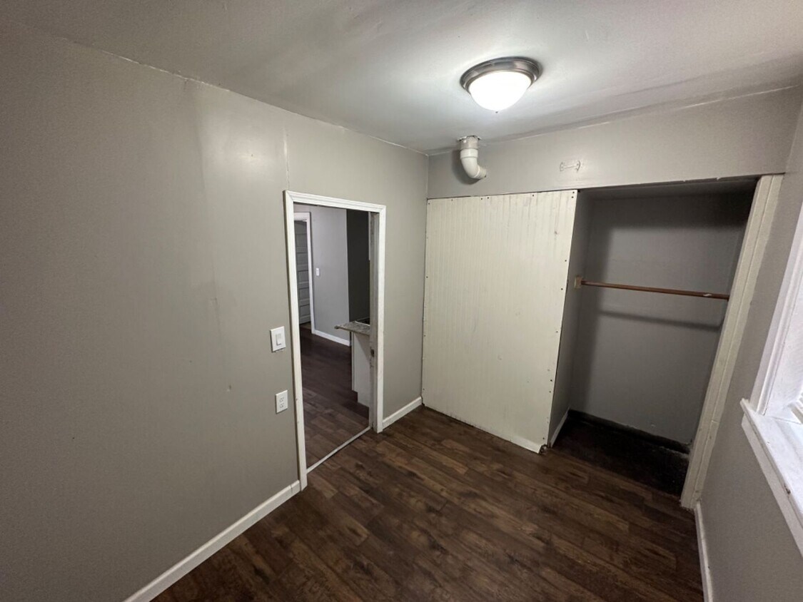 Primary Photo - 2445 S 5th Pl