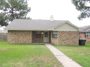 Building Photo - 806 Camellia Ct