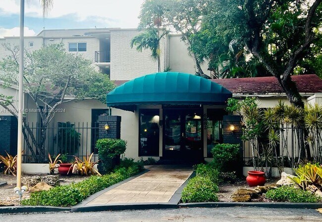 Foto del edificio - 6890 N Kendall Dr