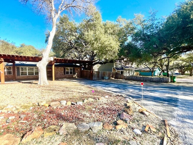 Foto del edificio - 5303 Shady Oak Cir