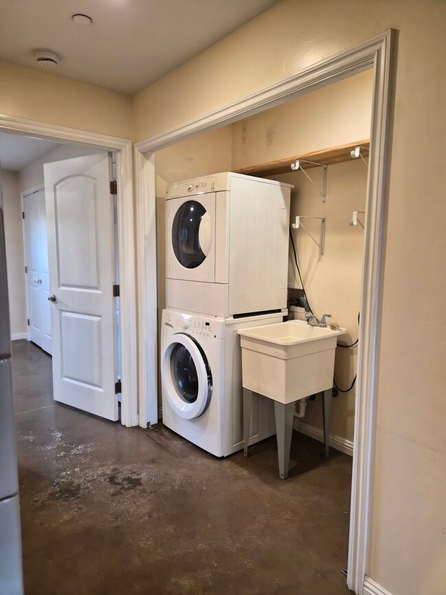 Building Photo - 3 Gonzales St