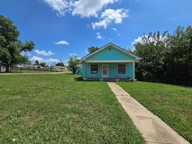Building Photo - Charming 2 bedroom, 1 bathroom home