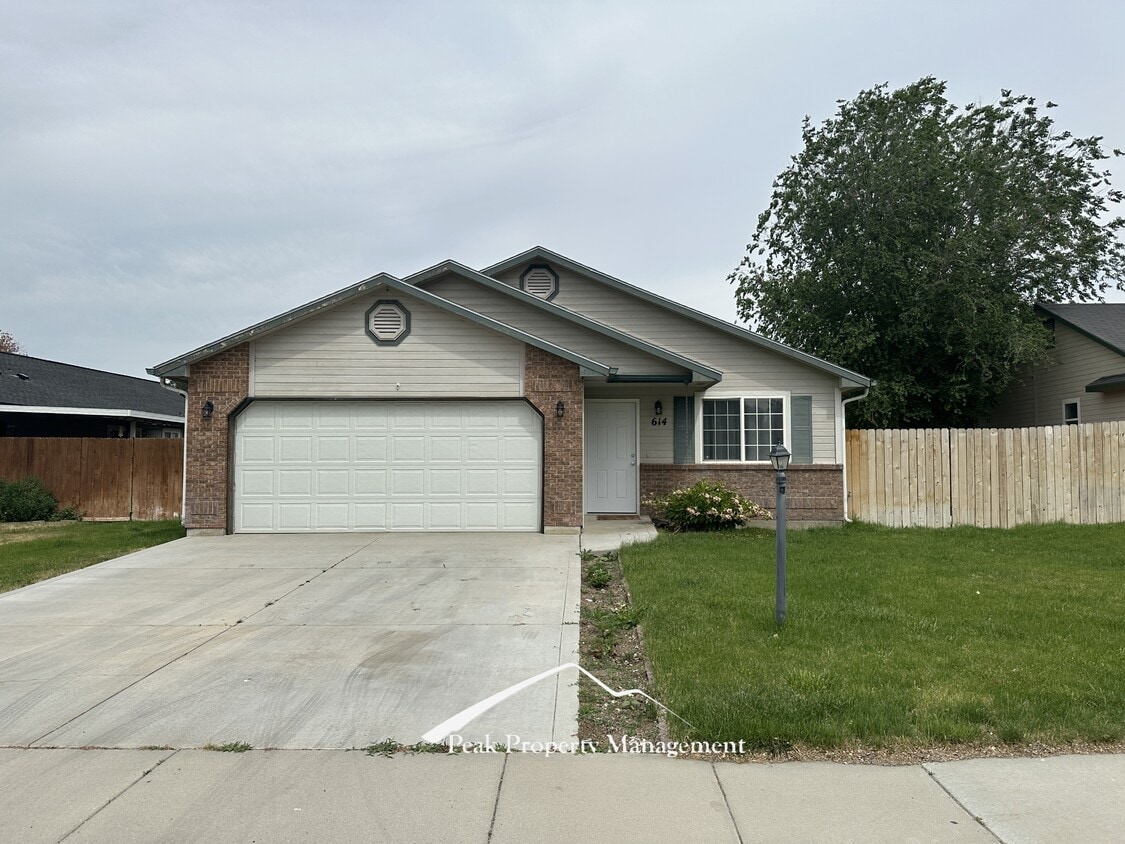 Primary Photo - 614 Alturas St