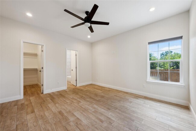 Building Photo - 810 E Navarro St