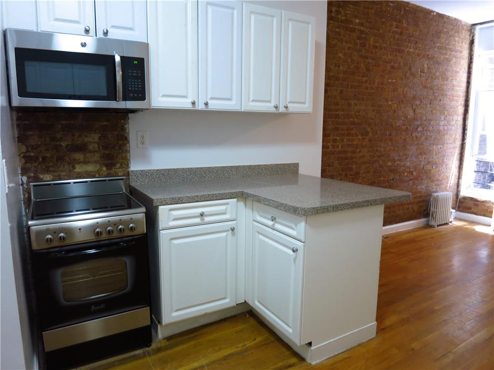Primary Photo - 519 E 82nd St