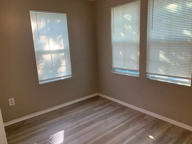 Foto del edificio - JUST REMODELED 4 BEDROOM HOME