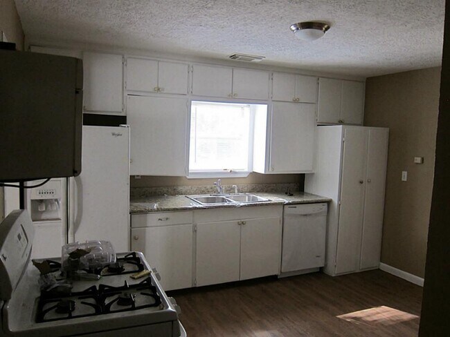 Building Photo - 2726 Sinclair St