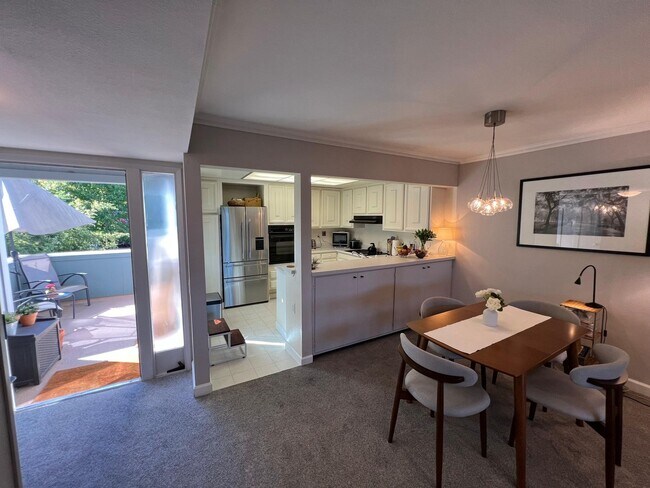 Foto del edificio - 2425 Golden Rain Rd