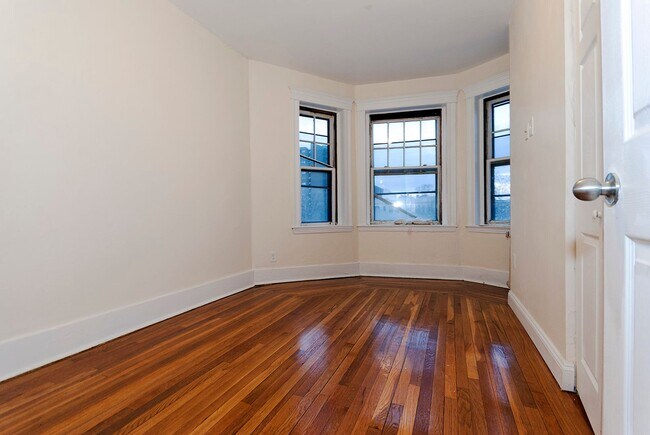 Foto del edificio - Renovated 2 Bed on Comm Ave | Heat & Hot Water Included | Cats OK | 9/1