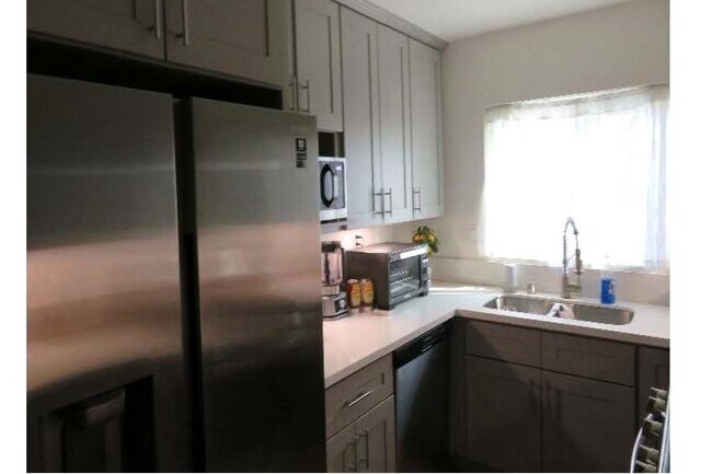 Foto del edificio - 1023 N Hayworth Ave