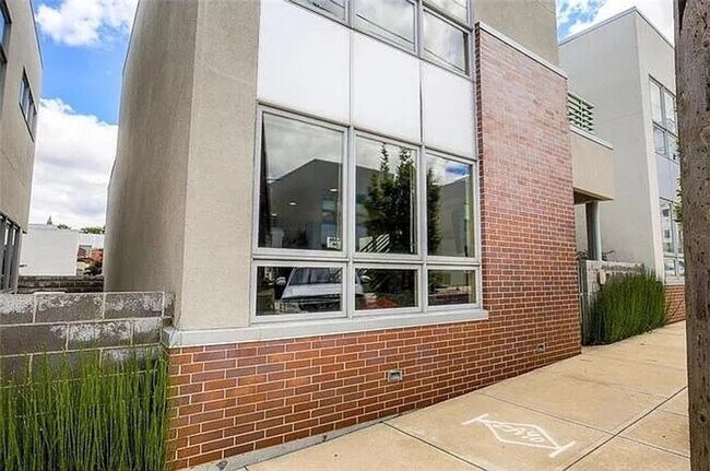 Foto del edificio - Spacious 2BR Condo in Kansas City
