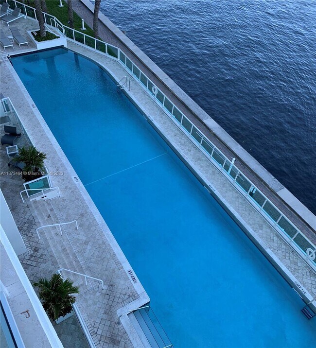 Foto del edificio - 20201 E Country Club Dr