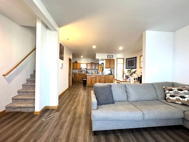 Building Photo - AVAILABLE JUNE - Remodeled 3 Bed 1.5 Bath Central Hillside Home