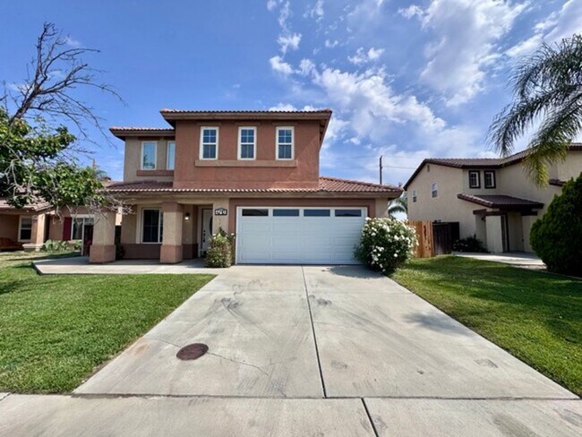 Building Photo - Spacious 4 Bedroom Home with a loft AND bo...
