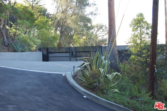 Foto del edificio - 14513 Mulholland Dr